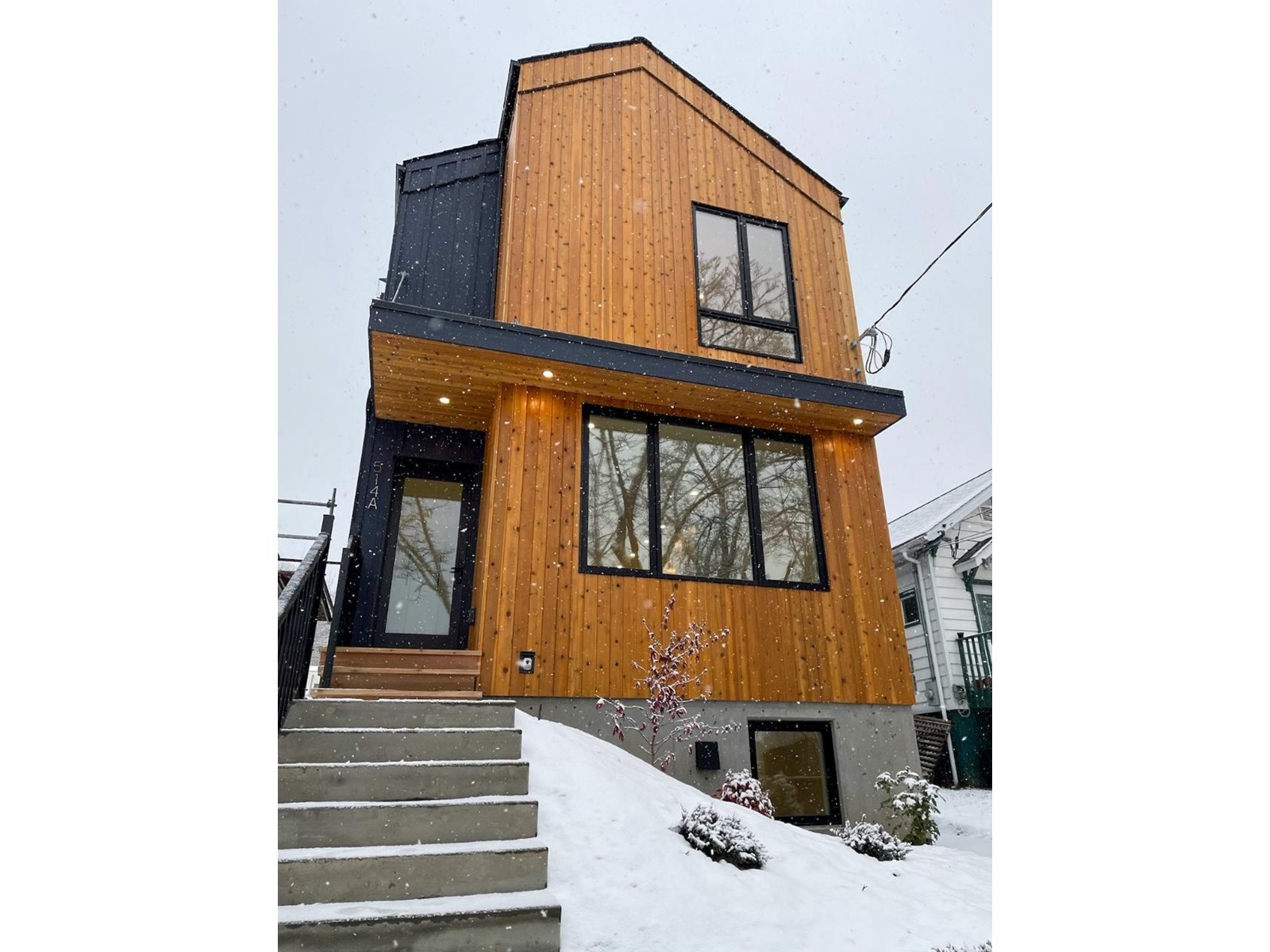 A 516 ROBSON STREET, Nelson Luke Mori Real Estate