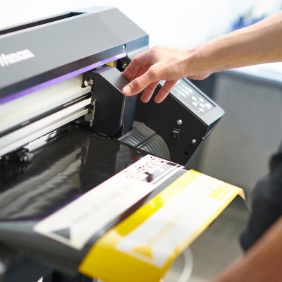 Aluminiumschild mit Laserbeschriftung Logo von Roger Federe