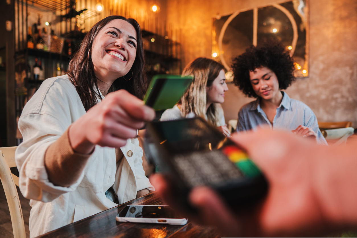 Contactless payment in restaurants: definition, benefits and risks