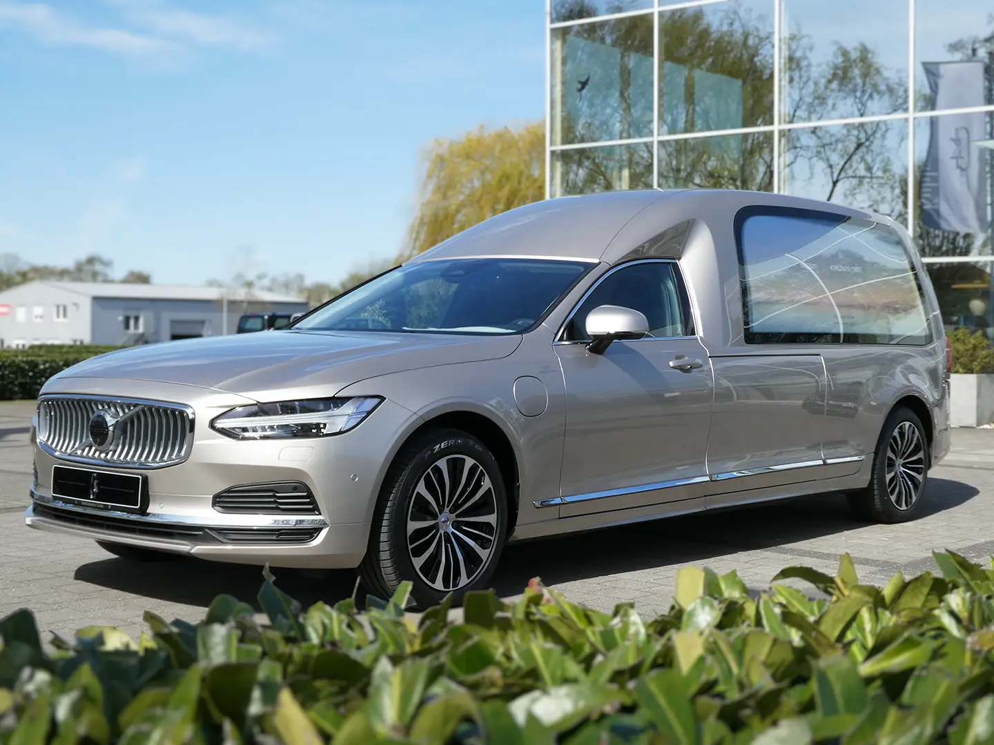 Buy new funeral car from Nilsson on basis of VOLVO V90
