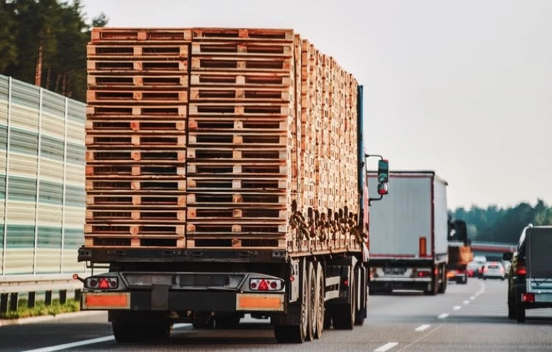 How many Euro pallets can be loaded onto a truck?