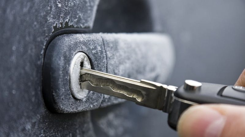 La serrure de ma voiture est gelée : comment faire ? - Ornikar