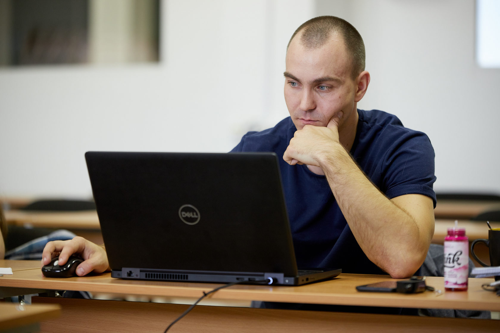 трудно контролируемый