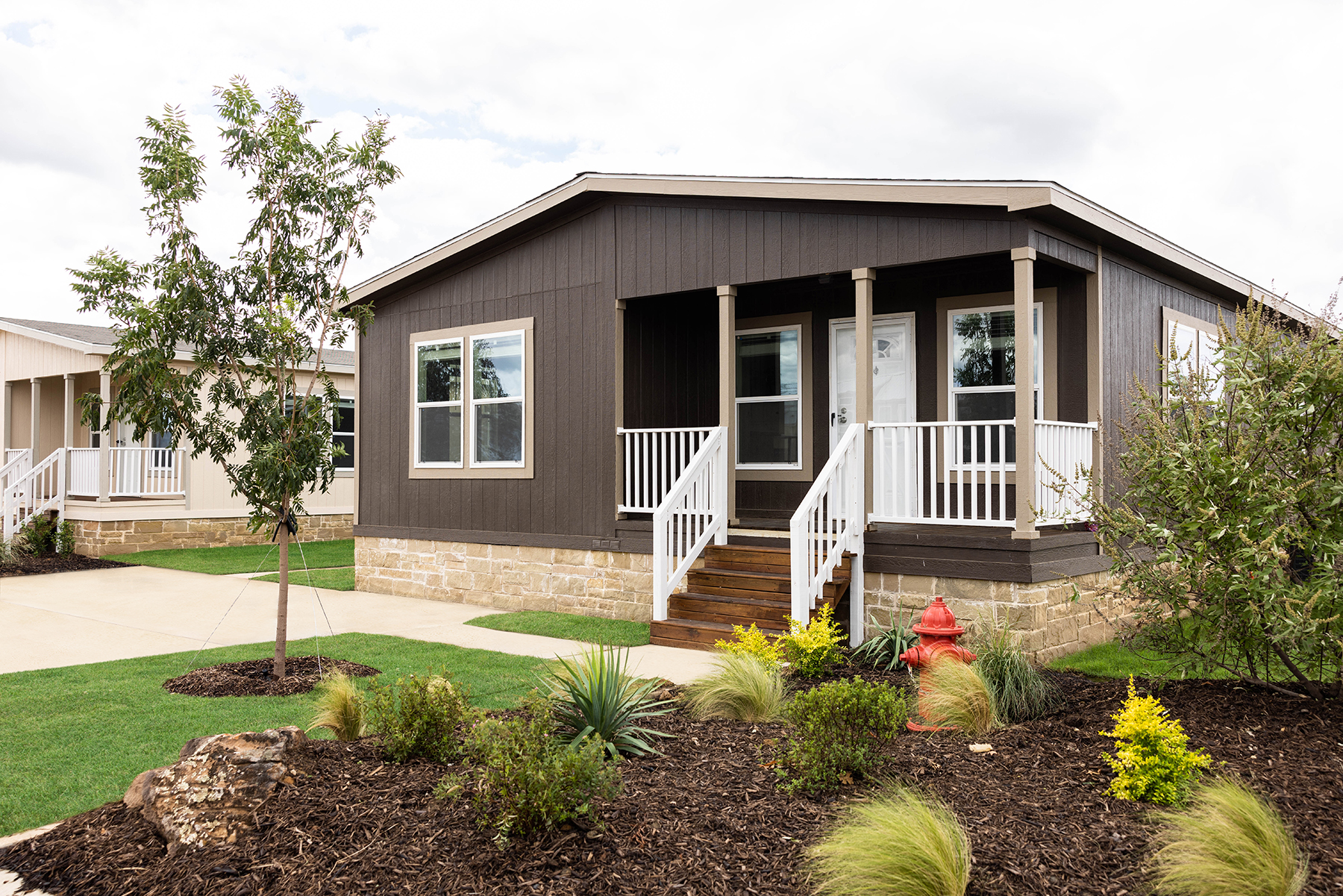 The front of a manufactured home at Las Lomas Tyler.