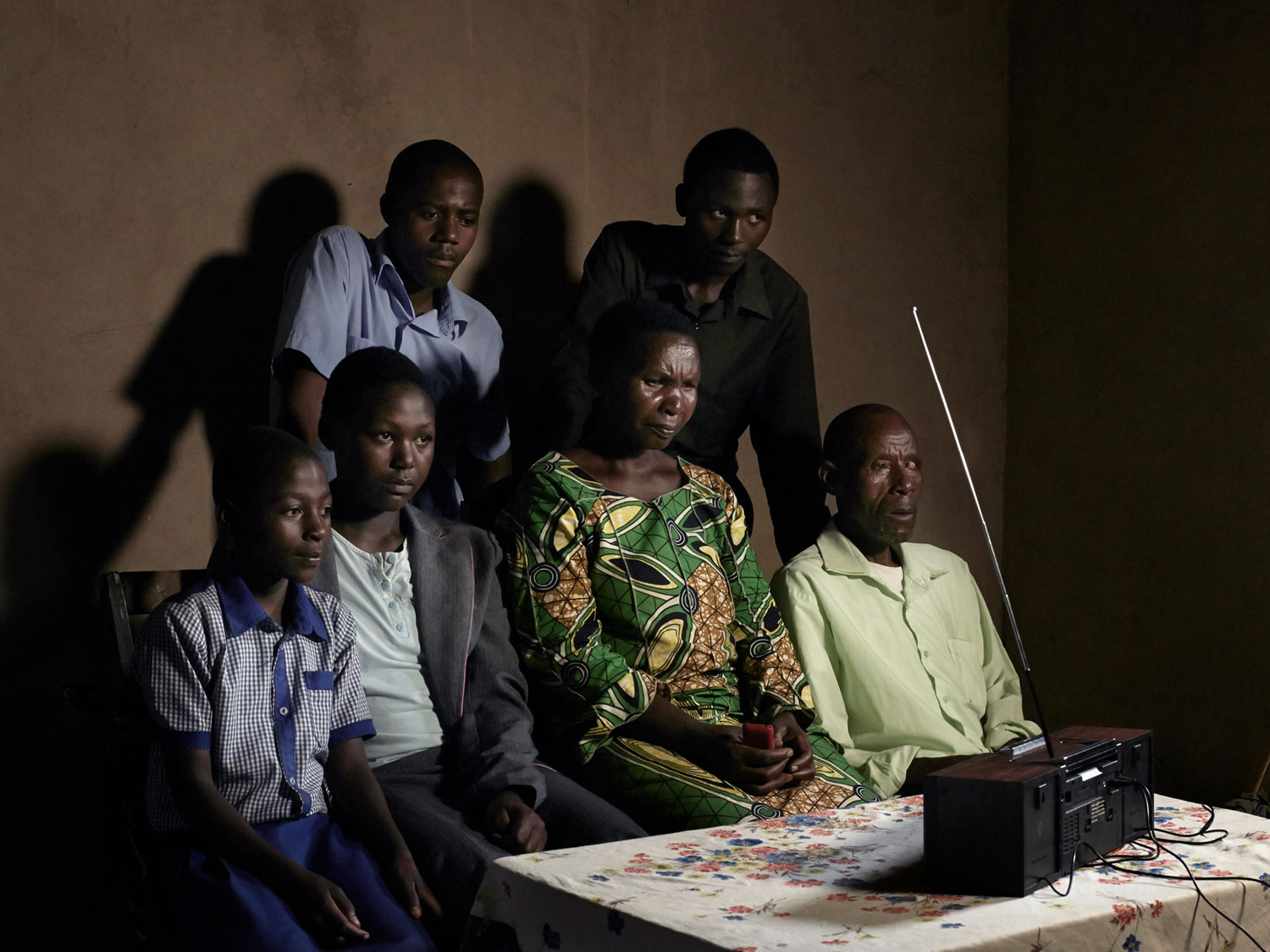 Love Radio: Mit dem Völkermord an den Tutsi durchlebte Ruanda ein unfassbar grausames Kapitel seiner Geschichte. Mehr als 20 Jahre danach gibt es zarte Ansätze der Versöhnung. Die niederländische Fotografin Anoek Steketee zeichnete nach, wie eine Radio-Soap über zwei verfeindete Familien dabei helfen kann, vielen Menschen den Weg zu einer gemeinsamen Sprache zu ebnen. © Anoek Steketee