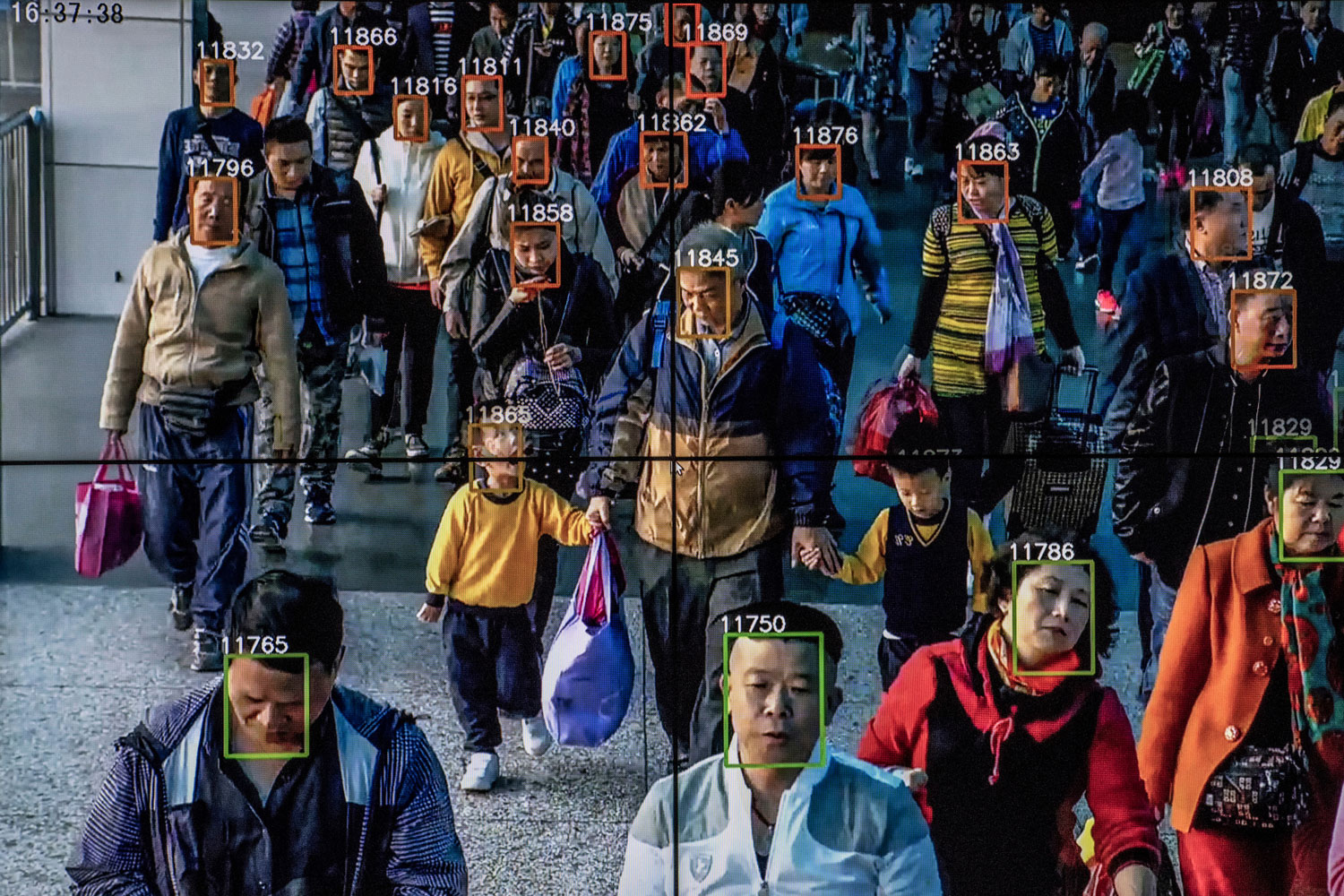 Alles im Blick: Unter Präsident Xi Jinping wurde die Überwachung in China immer stärker ausgebaut. Neue Technologien wie künstliche Intelligenz und Gesichtserkennung erleichtern es der Regierung, die Bevölkerung bis in den Alltag hinein zu kontrollieren. Das Foto zeigt, wie Software zur Gesichtserkennung eingesetzt wird. Es ist aus einem Demonstrationsvideo. © Gilles Sabrié