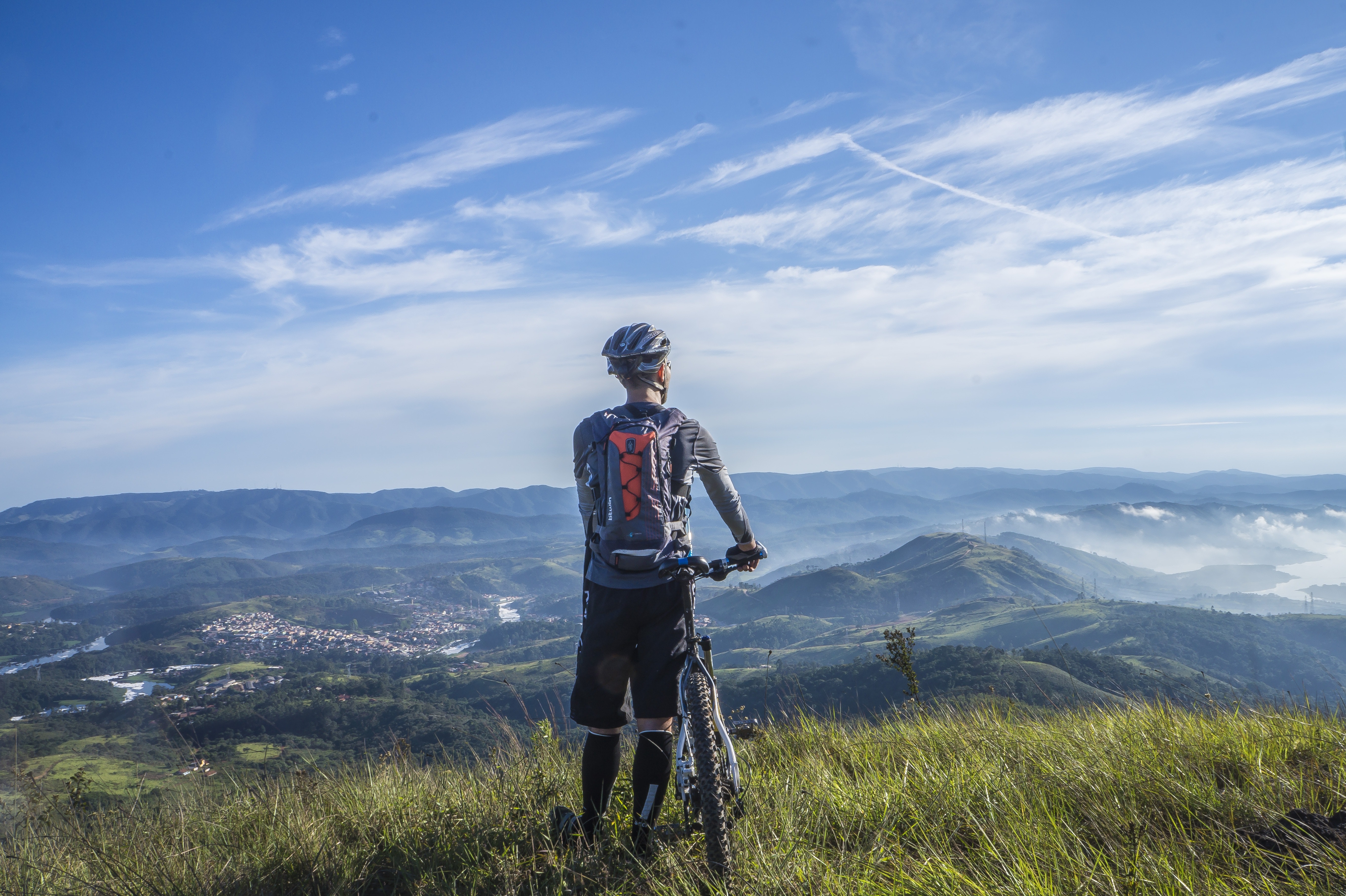 Ciclista su una strada di montagna