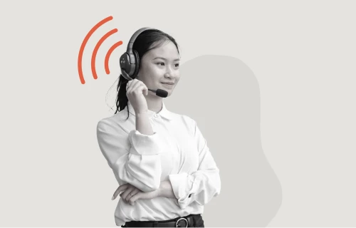 Person i kundtjänst som samtalar med person i telefon