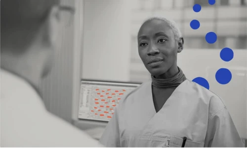 Kvinna samtalar med en person något som liknar ett laboratorie