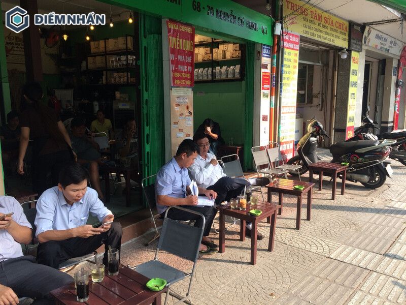 Nên mua sắm bàn ghế kiểu dáng đơn giản có chất lượng vừa phải khi thiết kế quán cafe cóc