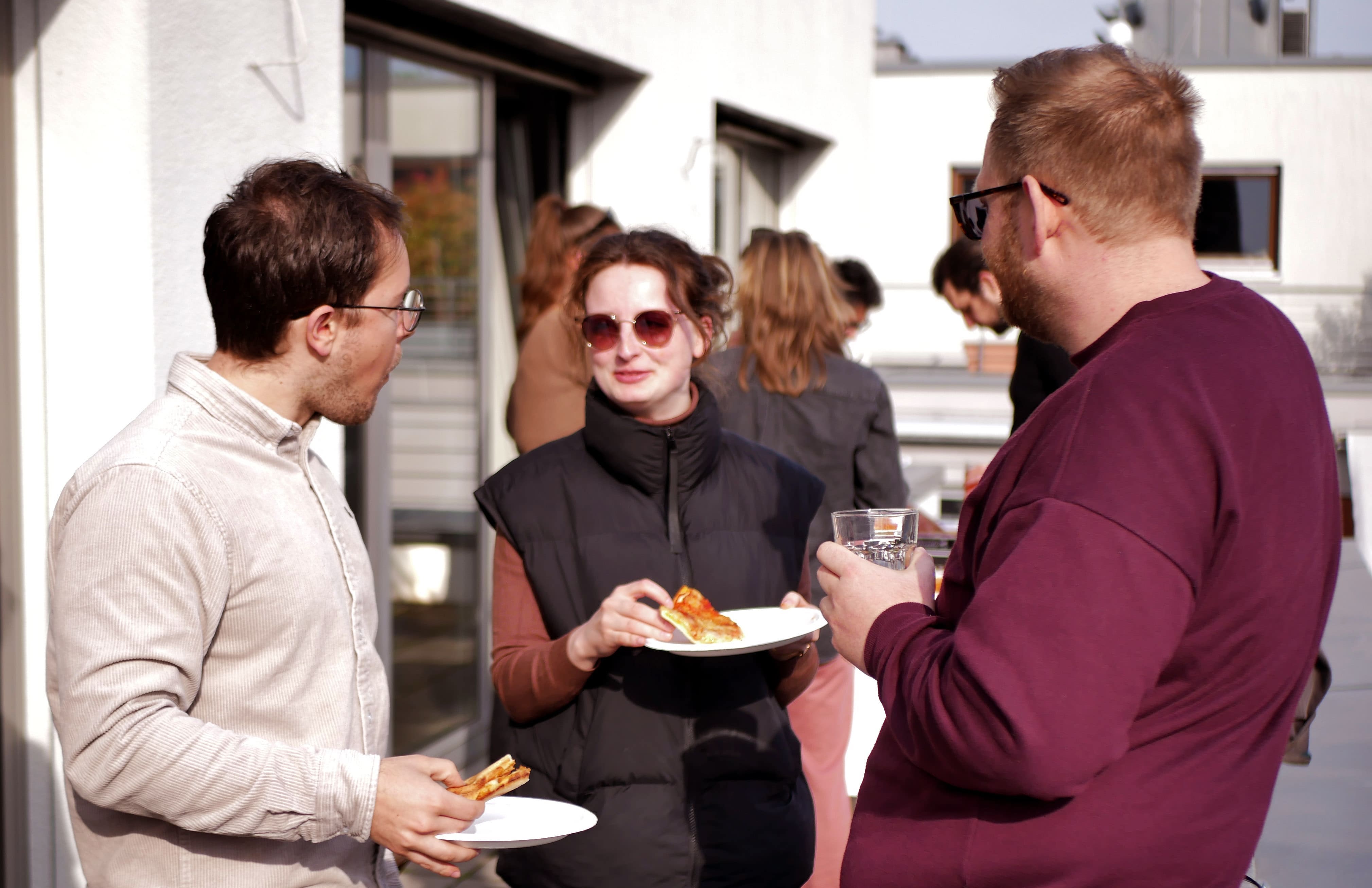 Teammitglieder von ROCKETHOME auf einer Dachterrasse.