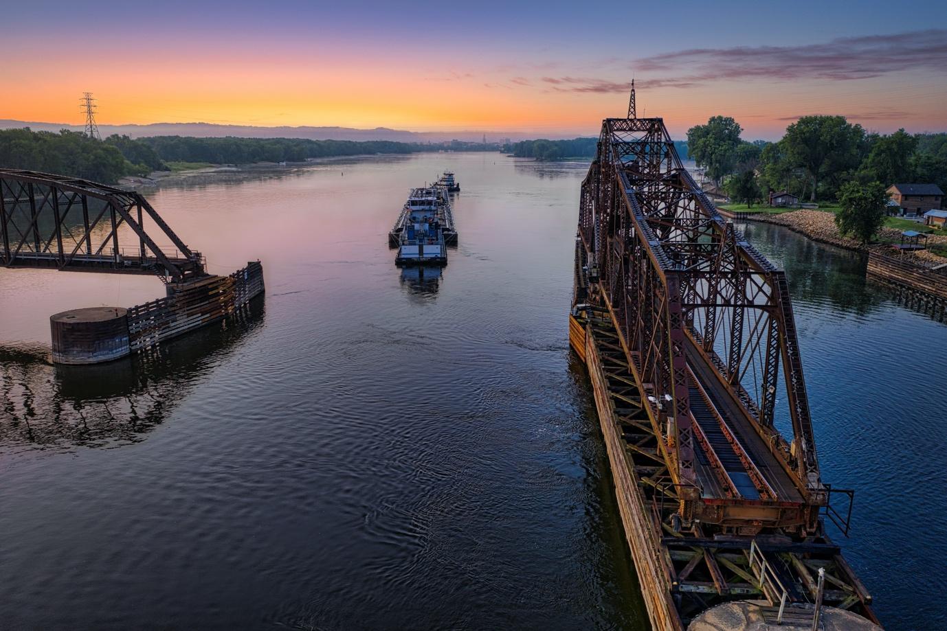 How Barge Transload Can Save You Money on Large Loads