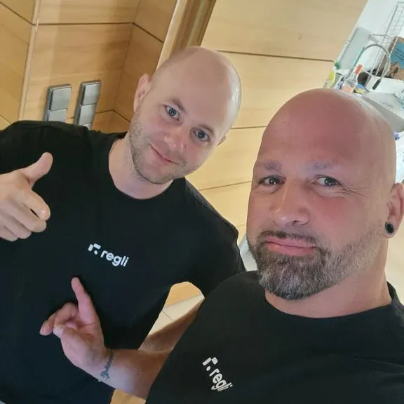 Team Building Regli Offsite Event Wärmepumpe Mitarbeiter in schwarzem Regli T-Shirt