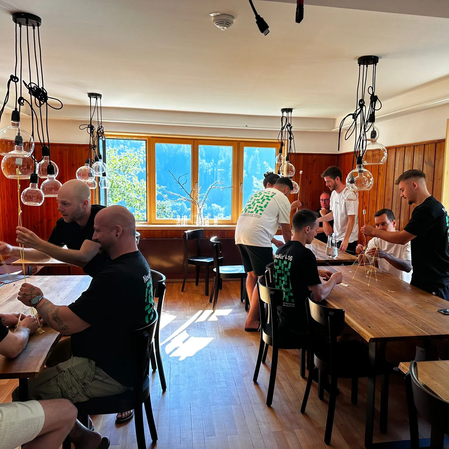 Team Building Regli Offsite Event Wärmepumpe Mitarbeiter in Raum mit Tischen 