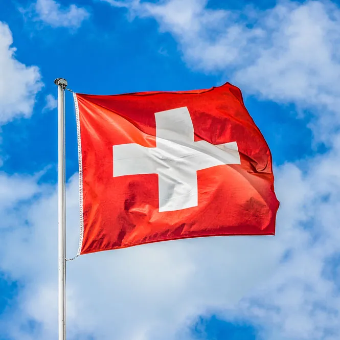 Schweizer Flagge Rot vor blauen Himmel
