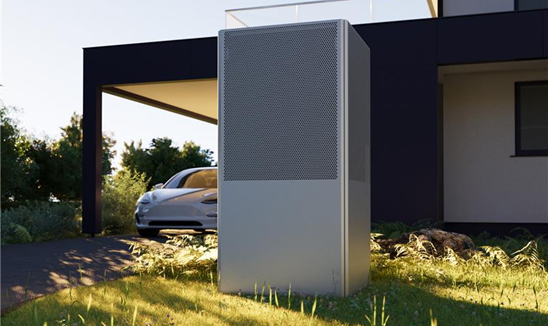 Regli NovaAir Luft-Wasser Wärmepumpe grau steht in Garten vor Modernem Haus mit Tesla unter Carport 