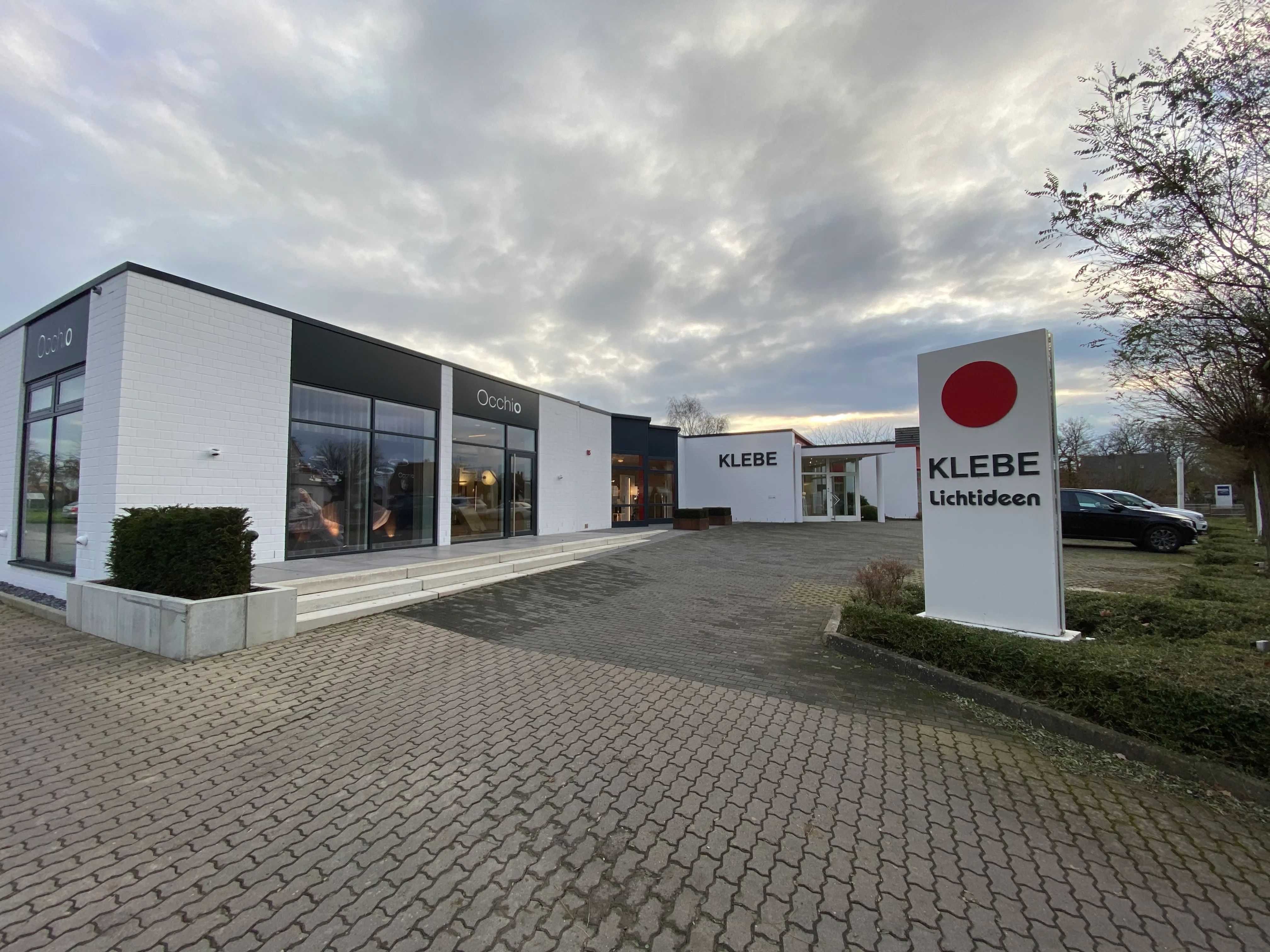 Außenansicht von KLEBE® Lichtideen in Bünde mit Blick auf den Occhio store by KLEBE.