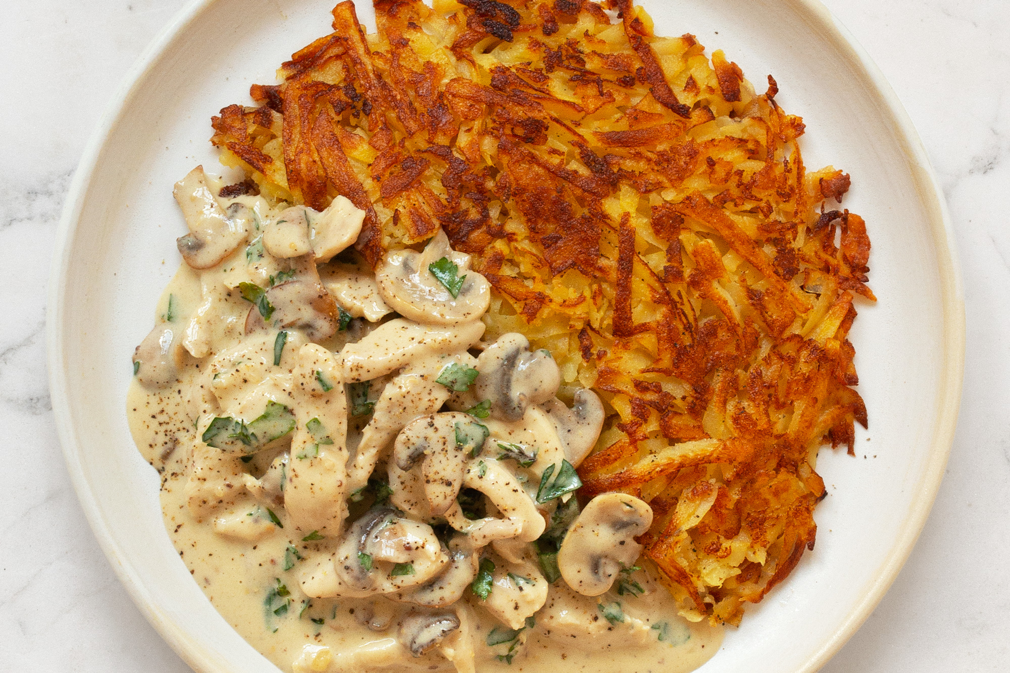 Geschnetzeltes an Senfrahmsauce mit Champignons und Kräutern