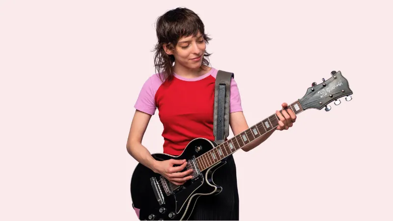 Frau spielt E-Gitarre