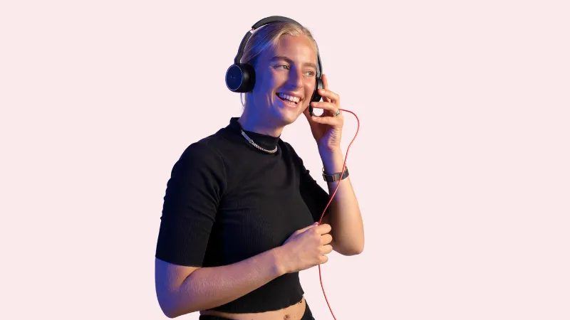 Frau hört Musik mit Kopfhörern