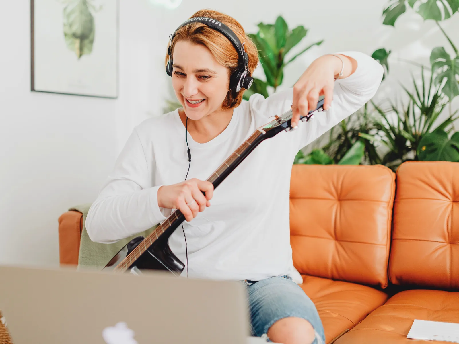 Frau unterrichtet Gitarre