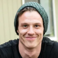 Freundlich lachender Mann