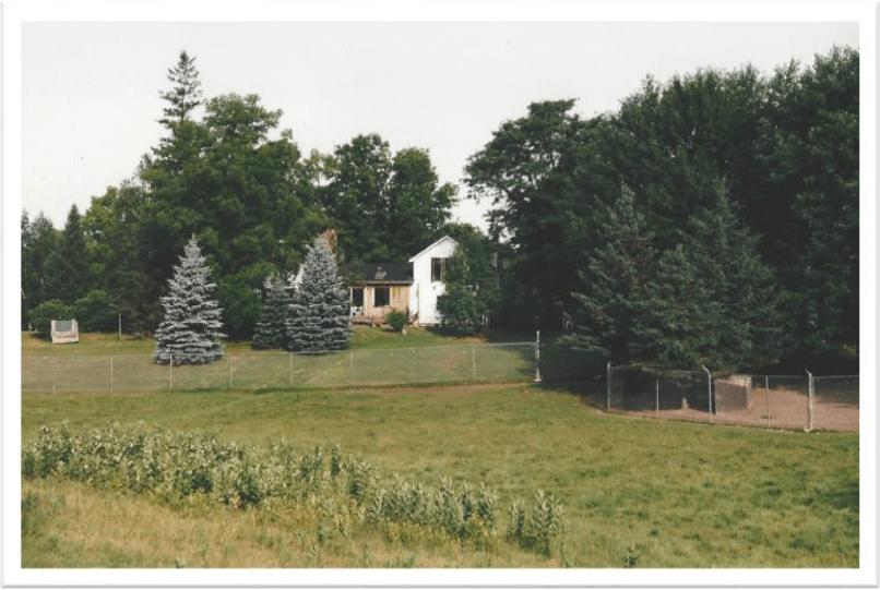 An earlier photo of the homestead at the Brantford Twin Valley Zoo.