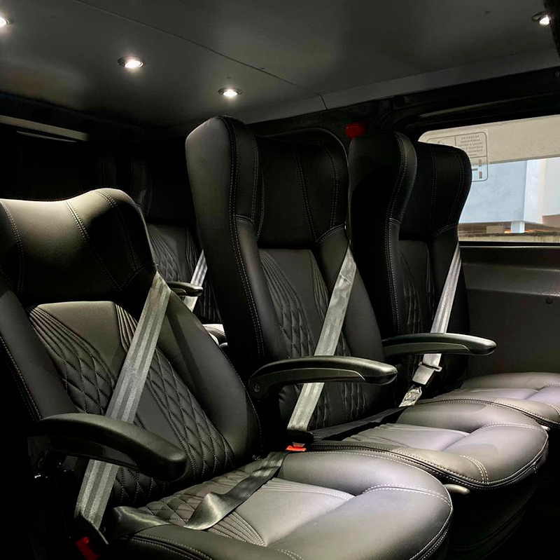 Transporte Mini van RJ com até 9 Lugares e amplo maleiro.