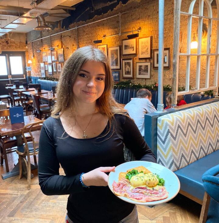 Brunch time 🤩 here’s Hania with our delicious poached eggs with bacon 🤭🥓

#pubsoflondon #londonpubs #brunch #brunchtime #saturday #balham #balhammums #balhamlife #balhambrunch