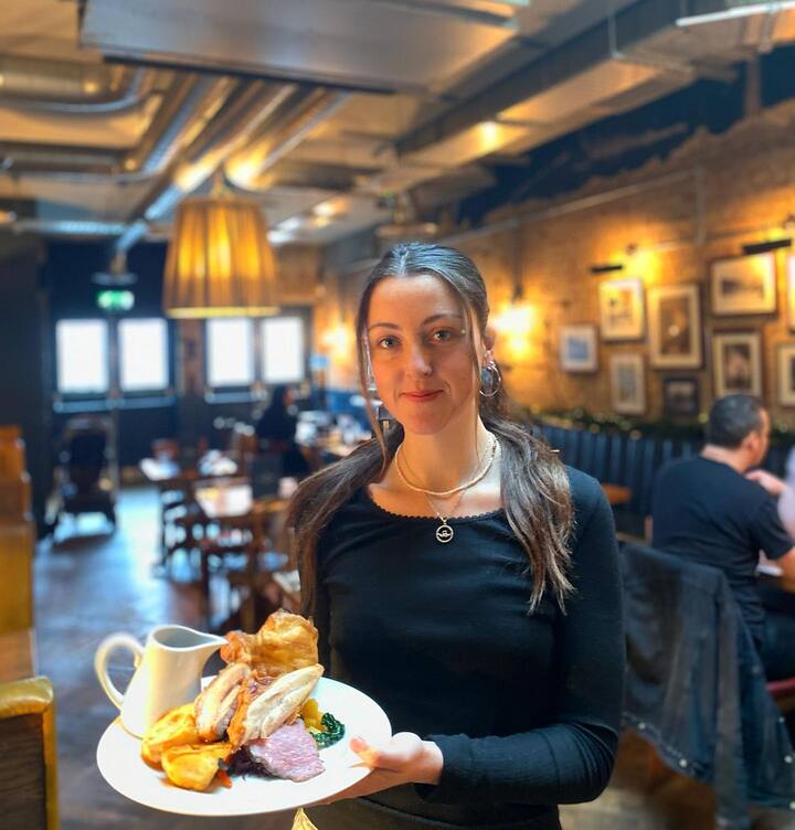 Happy Sunday! Heres our lovely Orla with the chefs roast😋 kitchens open till 9pm! 🤗 

#pubsoflondon #londonpubs #sundayroast #thecyclist #balham #balhamroast #balhamcooks #balhamfood #balhammums #balhamlife