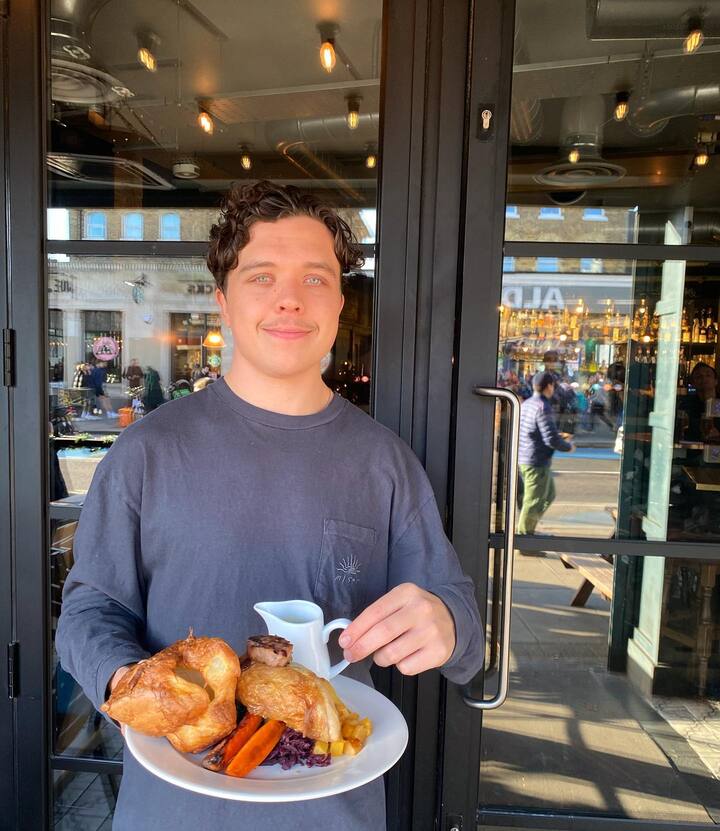 Are you a hungover Harry? Come cure your Sunday scaries with one of delicious Sunday roasts😋 here we have Josh with our chicken roast! 🤩😀 

#pubsoflondon #londonpubs #balham #balhamfood #balhamroast #thecyclist #balhamlife #roast #sundayroast