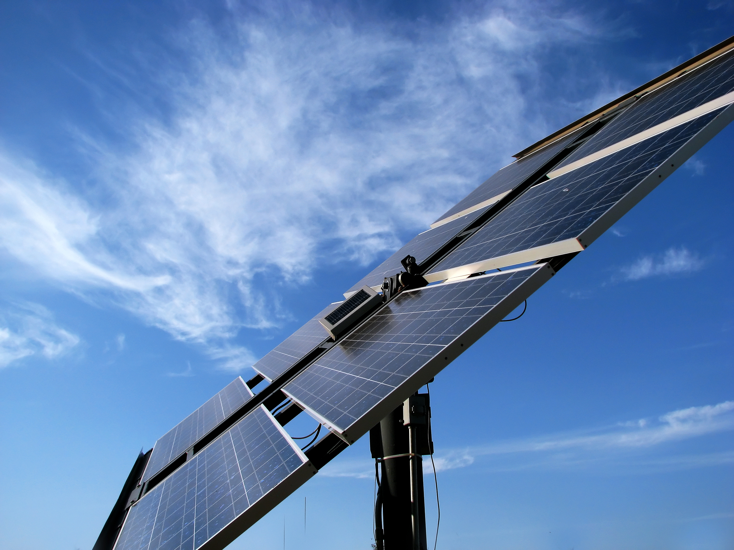 Solar panel array on a motorized arm to follow the sun's path