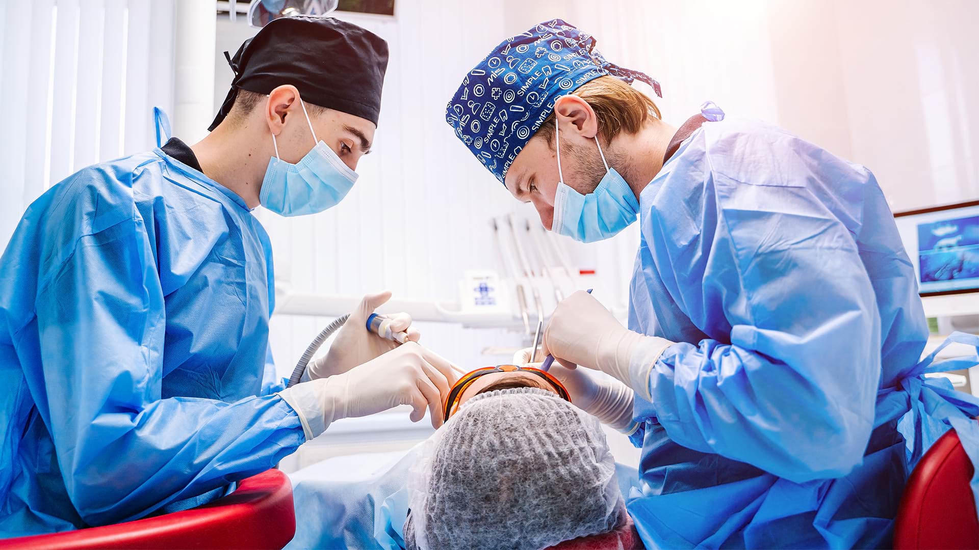 хидиятов марат раисович. специальность стоматология хирургическая. беседа стоматолога с пациентом. хирургическая стоматология. дентал люкс стоматология.