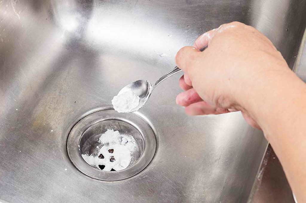 Using vinegar and baking soda to clean drains