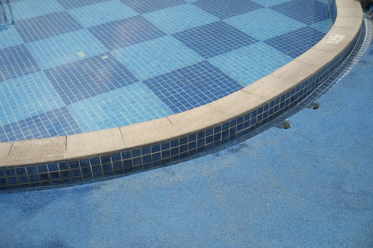 5 Signs of Swimming Pool Leaks