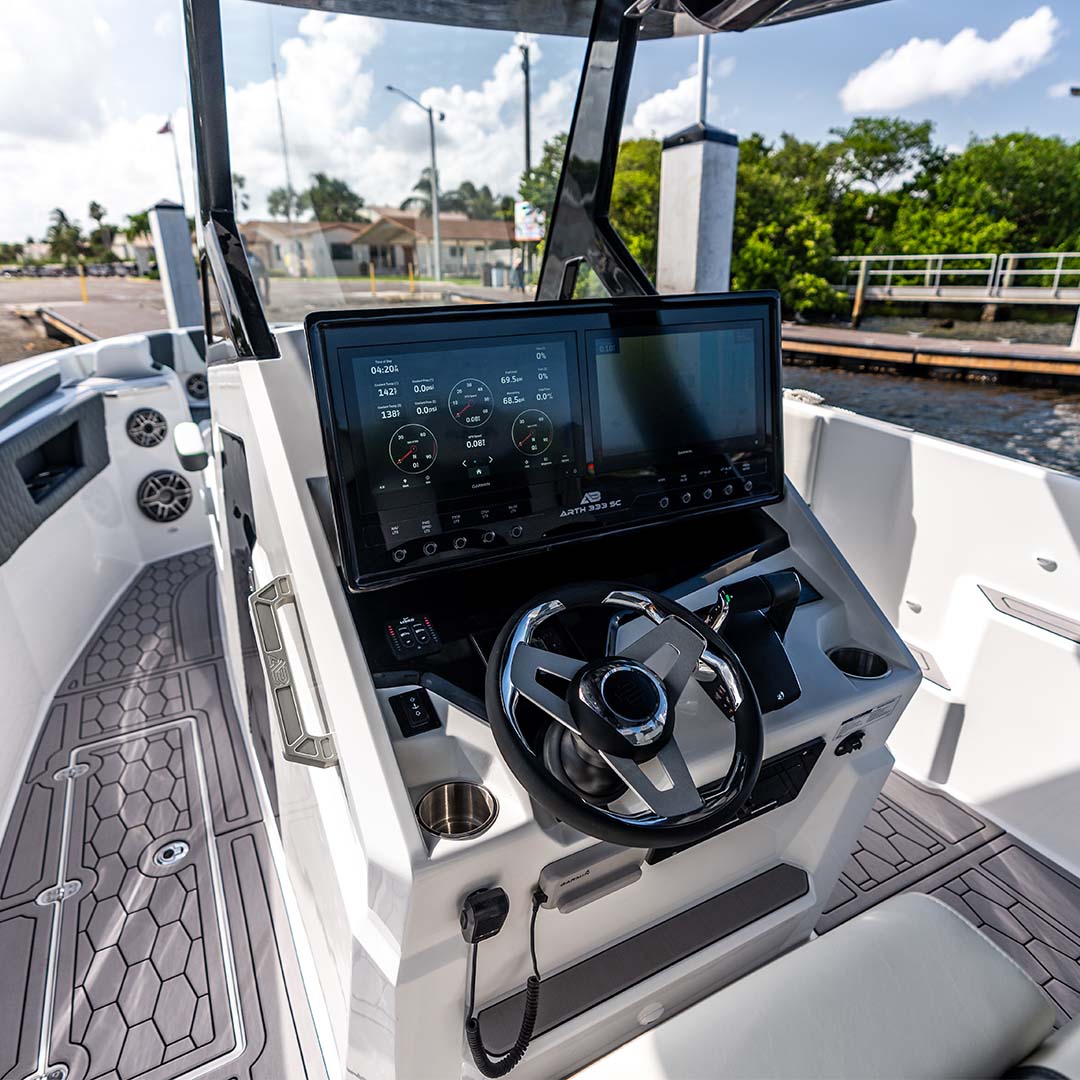 AMP 333 boat - navigation and steering