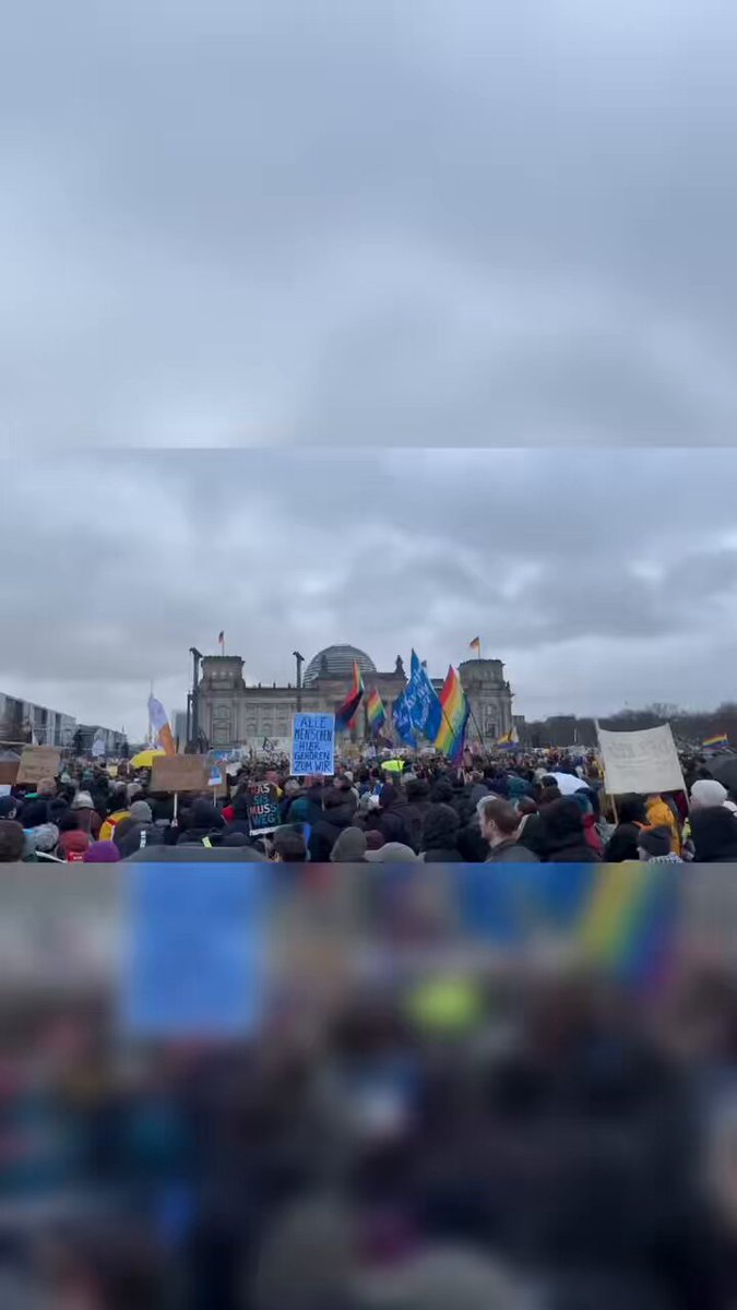 🇩🇪 Face à la résurgence du parti néo-nazi de l’AfD — les alliés du RN au niveau 🇪🇺 — plus de 300 000 personnes se sont réunies aujourd’hui à Berlin devant le Bundestag.