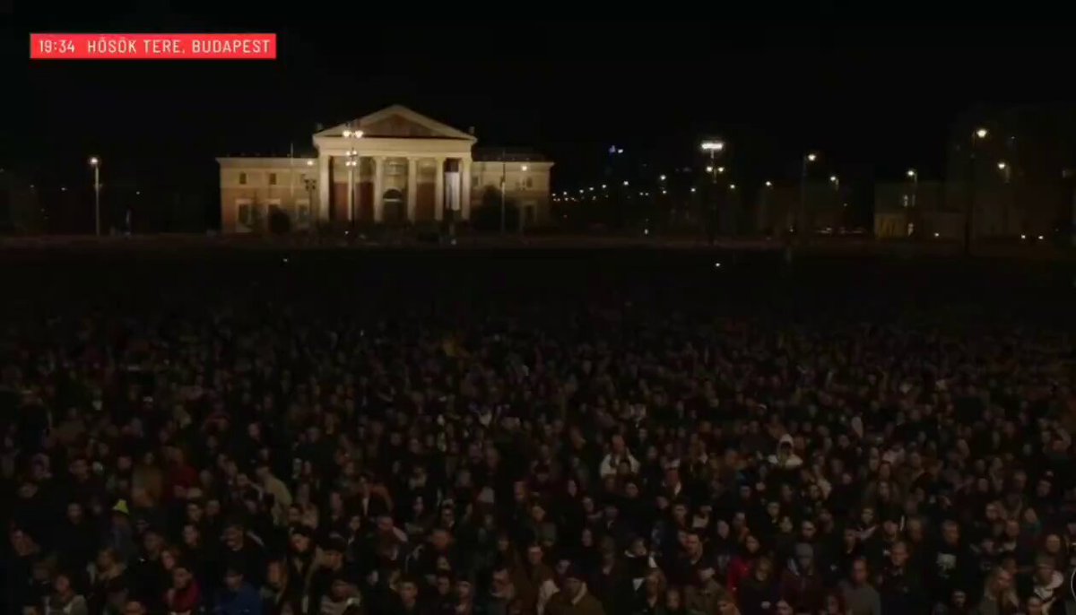 🇭🇺 Hier soir plusieurs dizaines de milliers de Hongrois se sont rassemblés à Budapest.
Une manifestation en réaction à la mort d’Alexeï Navalny et contre la politique pro-Poutine du gouvernement Orbàn.
