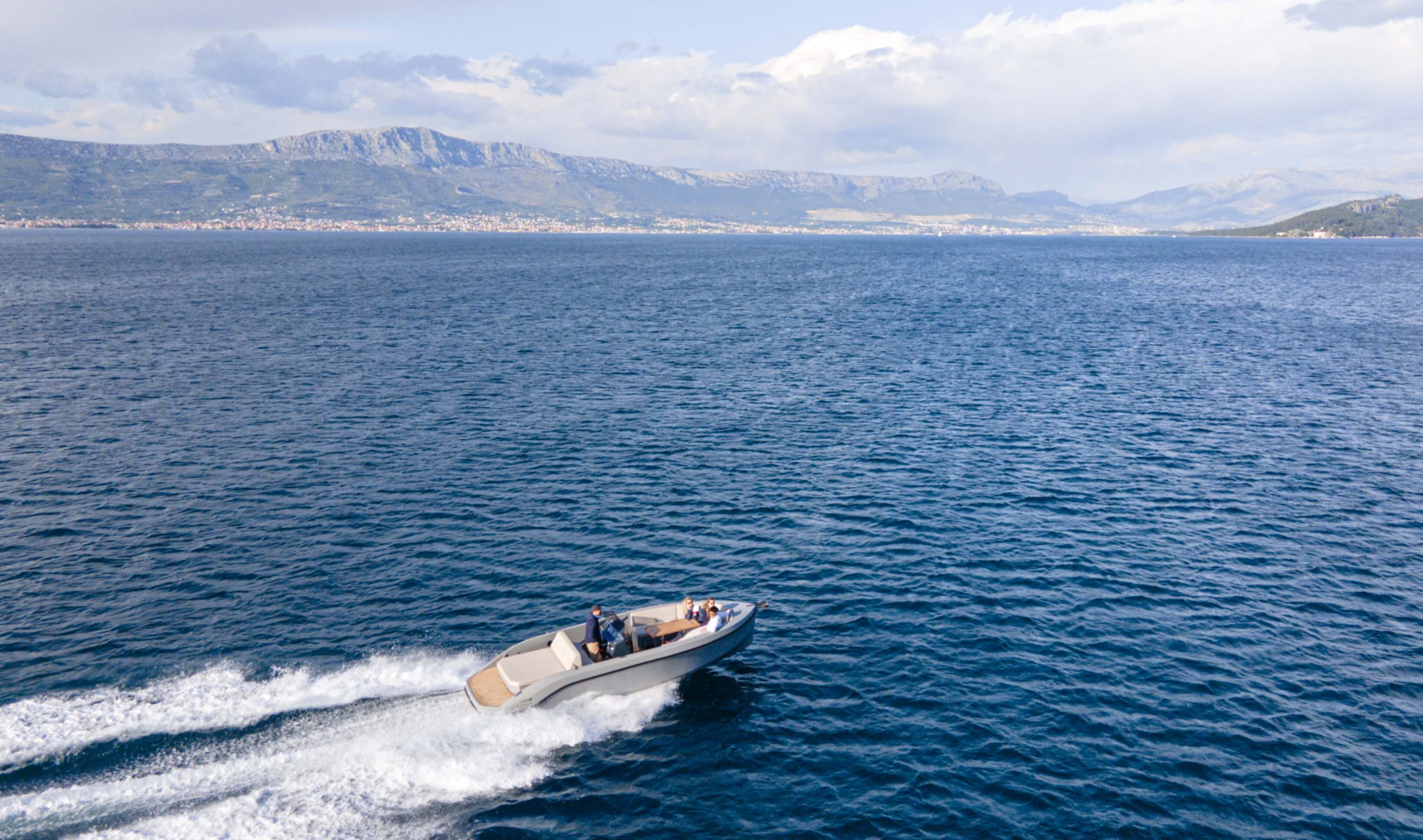 RAND Play 24: The Ultimate 24 ft Day Speed Boat for Watersports