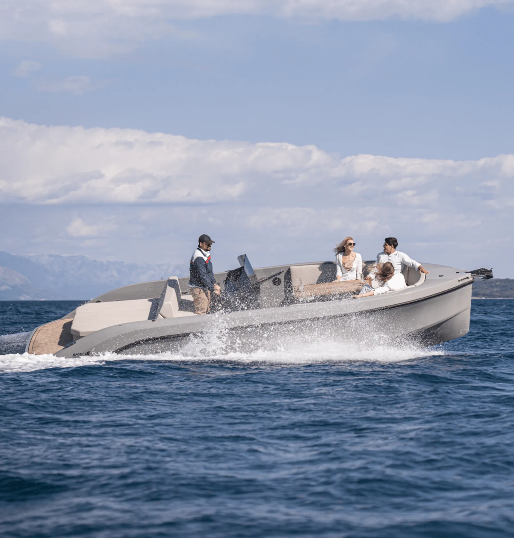 RAND Play 24: The Ultimate 24 ft Day Speed Boat for Watersports