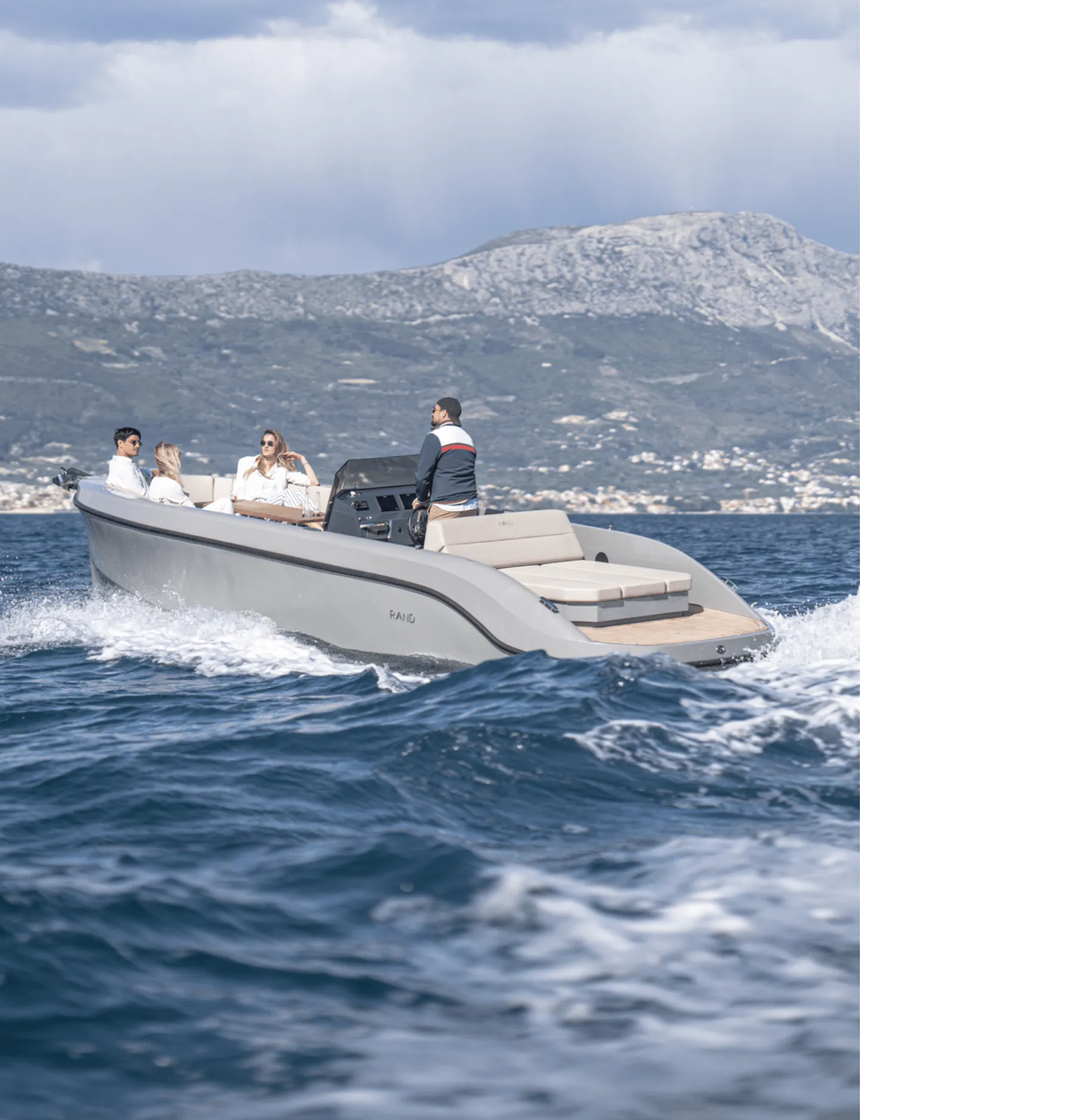 RAND Play 24: The Ultimate 24 ft Day Speed Boat for Watersports