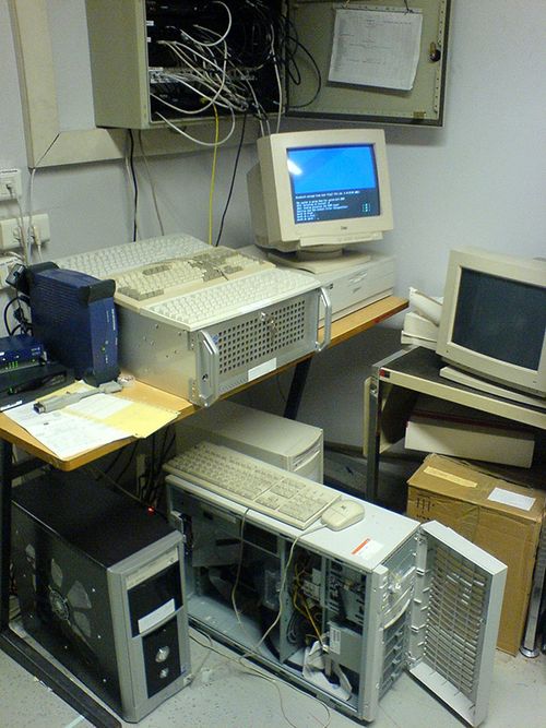 Salle remplie de vieux appareils informatiques.