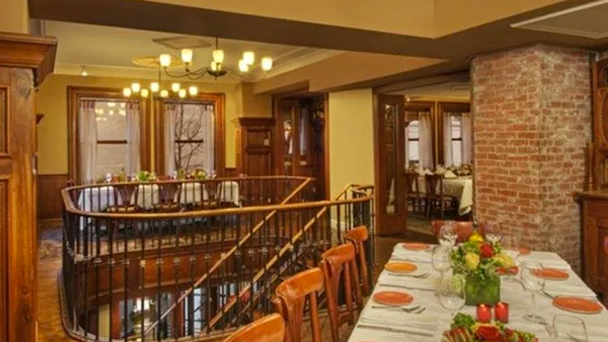 Discover the top 9 Christmasdecorated restaurants in the US!