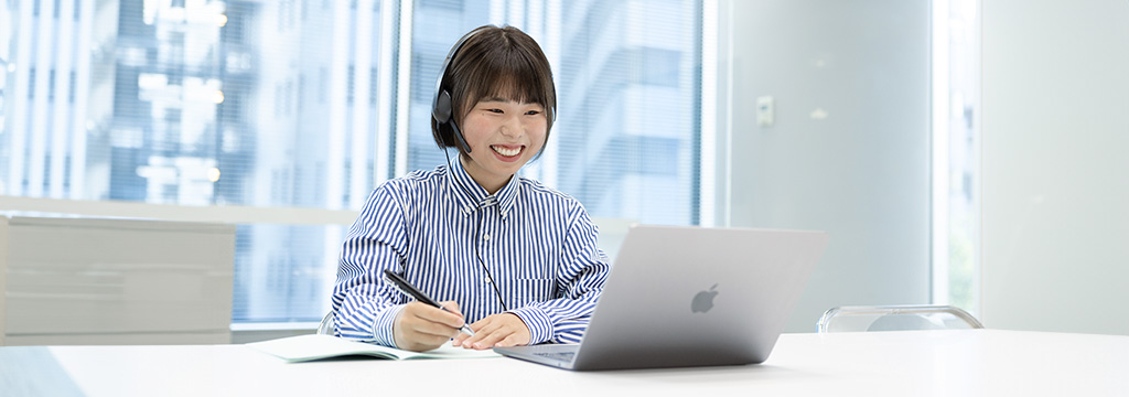 女性スタディトレーナーがオンラインミーティングをしている様子。