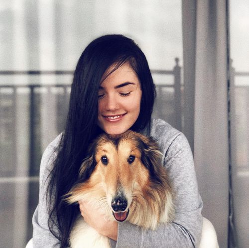 A photo of Naydine Bosman hugging her dog.