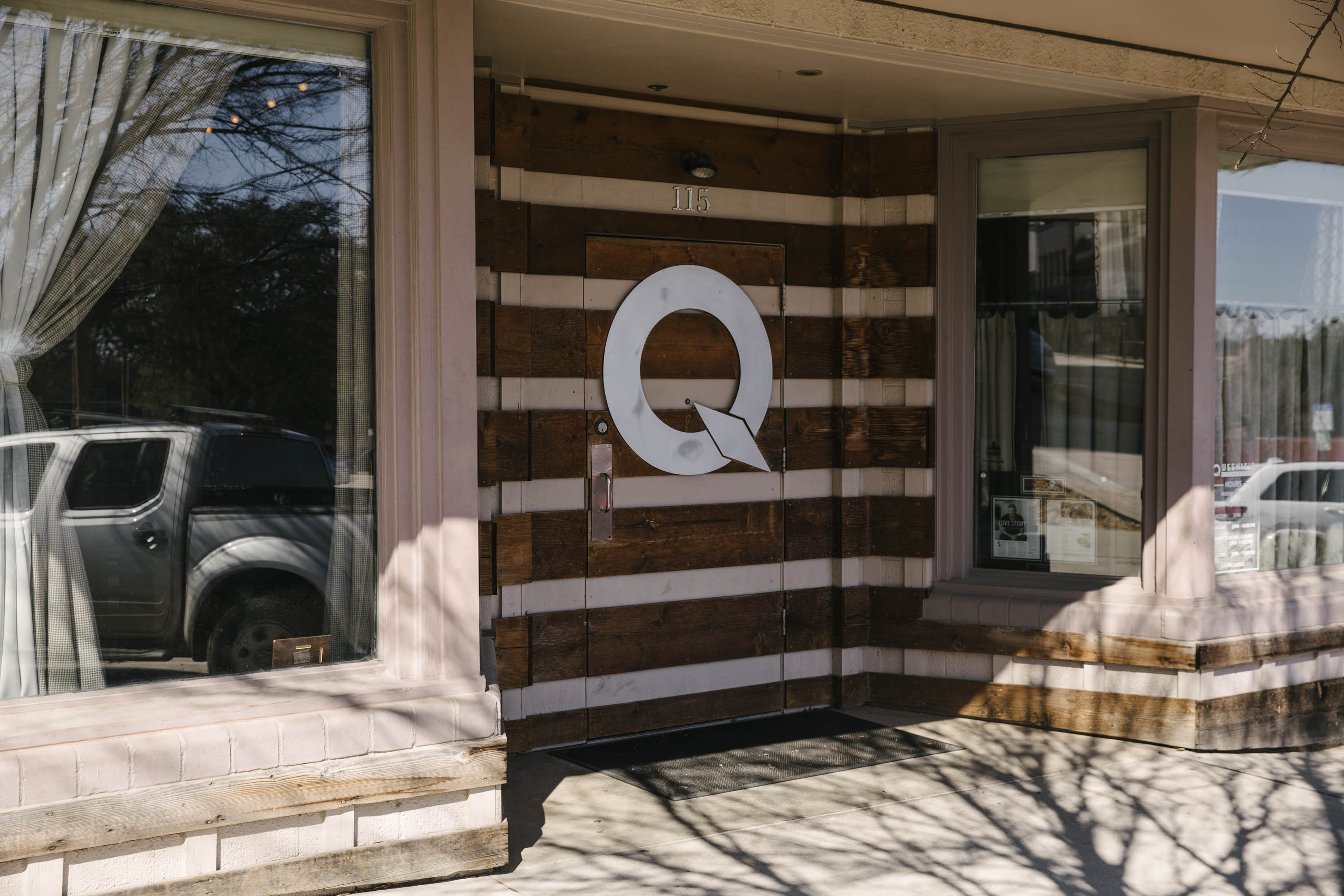 Queenies Steakhouse - zqe98ai
