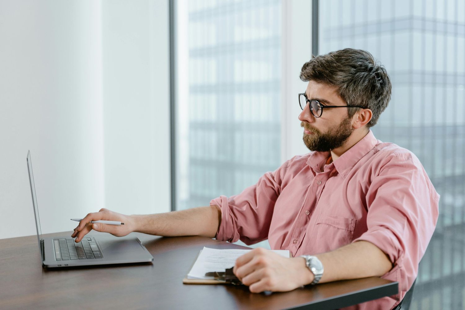 CV d’analyste informatique : guide pratique RH et exemples-types