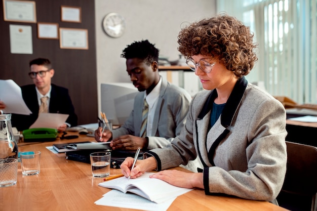 Exemples de CV Analyste en justice sociale sans expérience: guide complet.