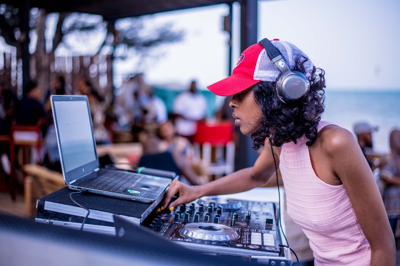 How to a DJ 10 Tips to Start DJing in 2024