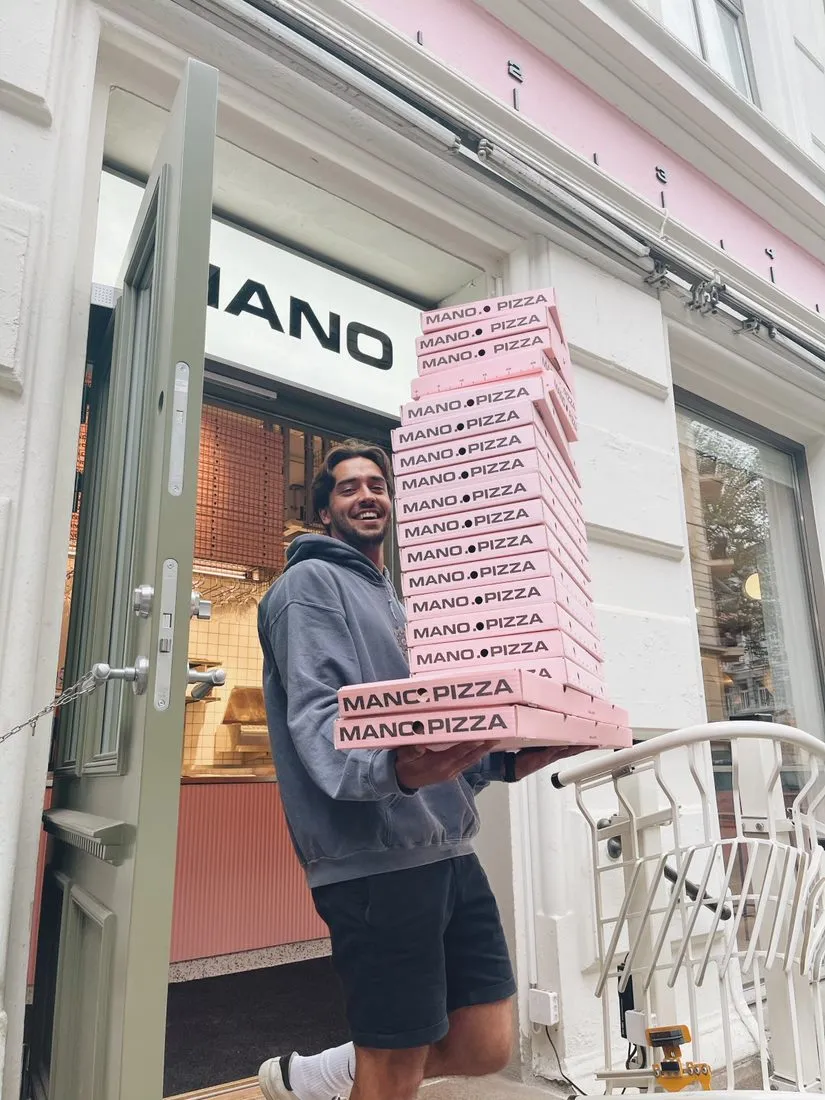 Mano pizza rosa pizza